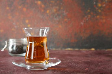 Arka planda bir fincan sıcak Türk çayı