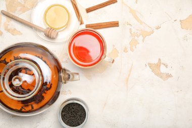 Arka planda bal olan bir fincan sıcak çay.