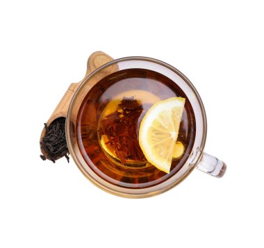 Beyaz arka planda limonlu sıcak çay.