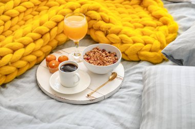 Yatakta lezzetli kahvaltı tepsisi