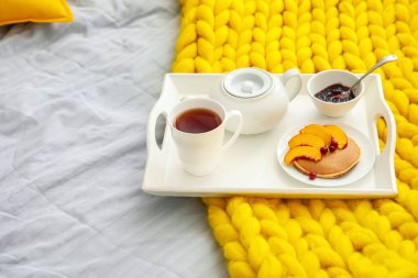 Yatakta lezzetli kahvaltı tepsisi