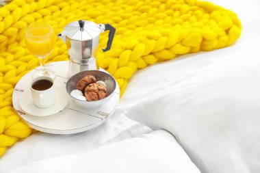 Yatakta lezzetli kahvaltı tepsisi