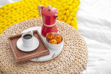 Yatakta lezzetli kahvaltı tepsisi