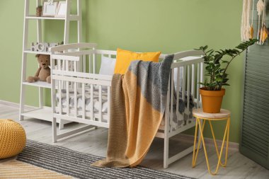 Çocuk odasının modern iç kısmında şık bir yatak.