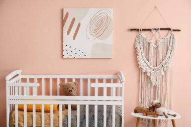 Çocuk odasının modern iç kısmında şık bir yatak.