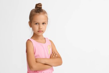 Arka planda altın kurdeleli küçük bir kız. Çocukluk kanseri farkındalığı