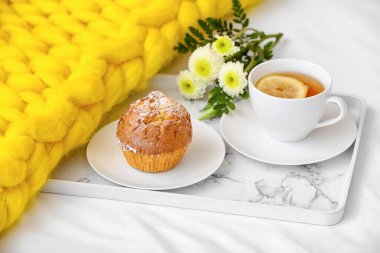 Yatakta lezzetli kahvaltı tepsisi