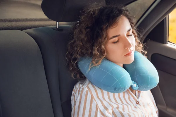 Wanita Muda Cantik Dengan Bantal Perjalanan Tidur Mobil — Stok Foto
