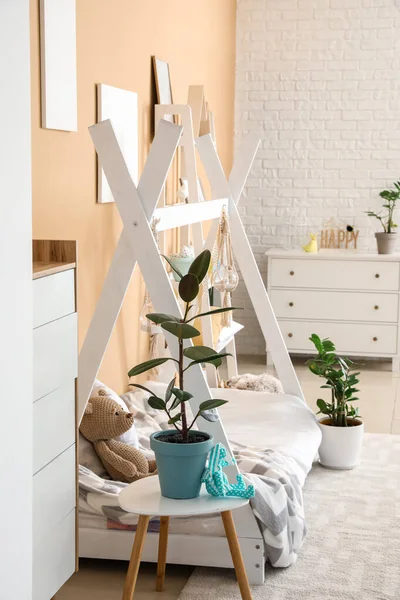 Interieur Des Modernen Kinderzimmers Mit Stilvollem Bett — Stockfoto