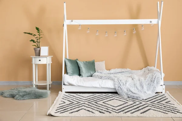 スタイリッシュなベッド付きのモダンな子供部屋のインテリア — ストック写真