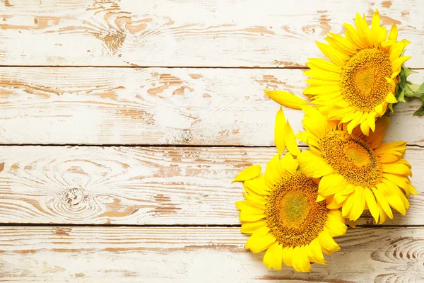 Schöne Sonnenblumen Auf Holzgrund — Stockfoto