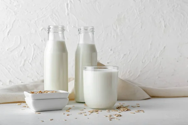 浅色背景的燕麦牛奶瓶和杯子 — 图库照片