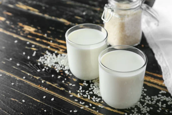 Gläser Leckere Reismilch Auf Dunklem Hintergrund — Stockfoto