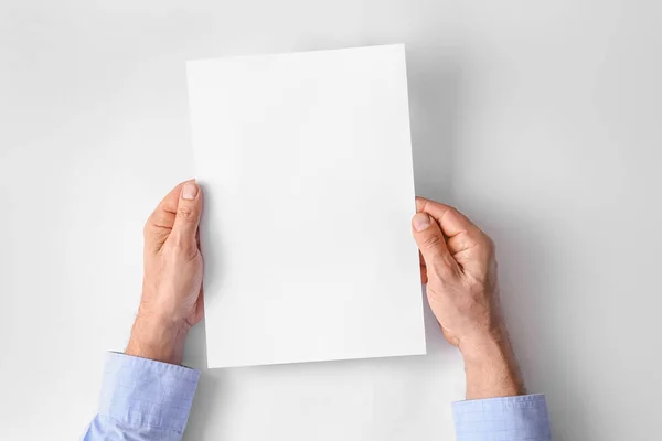 Manos Masculinas Con Hoja Papel Blanco Sobre Fondo Claro — Foto de Stock