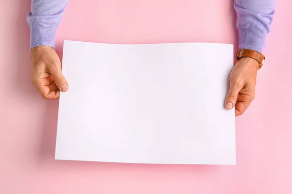 Manos Masculinas Con Hoja Papel Blanco Sobre Fondo Color — Foto de Stock