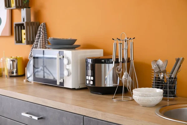 Magnetron Multicooker Keukengerei Tafel Moderne Keuken — Stockfoto