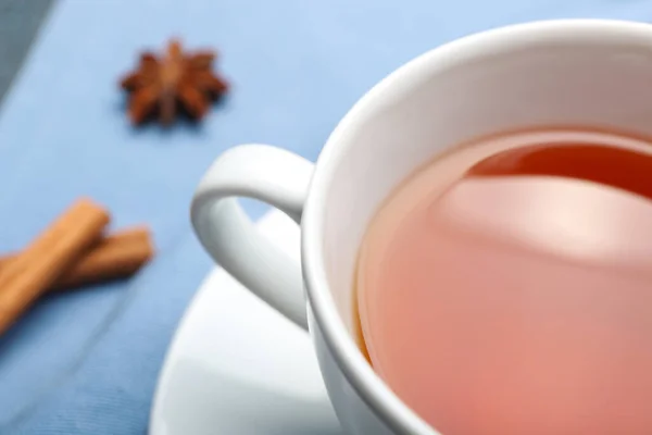 Ένα Φλιτζάνι Ζεστό Αρωματικό Τσάι Κοντινό Πλάνο — Φωτογραφία Αρχείου