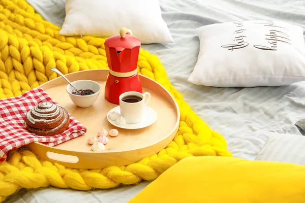 Taca Smacznym Śniadaniem Łóżku — Zdjęcie stockowe