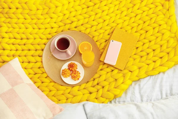 Dienblad Met Smakelijk Ontbijt Boek Mobiele Telefoon Bed — Stockfoto