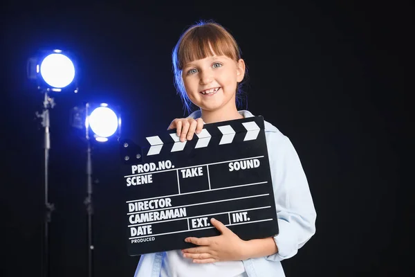 Klein Meisje Met Film Clapper Donkere Achtergrond — Stockfoto