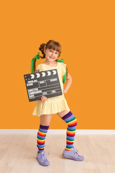 Klein Meisje Met Film Clapper Buurt Kleur Muur — Stockfoto