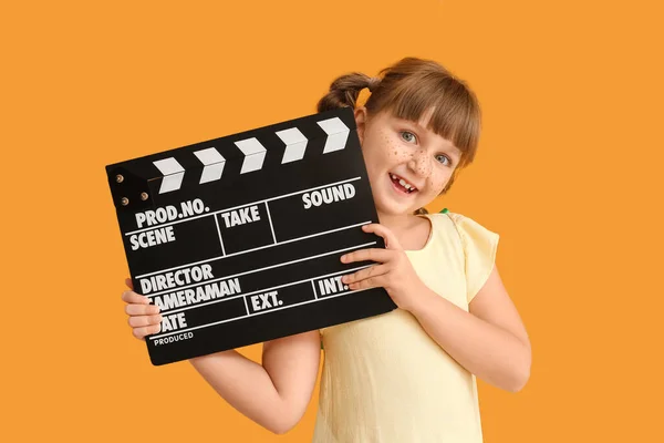 Dziewczynka Klaskaczem Filmowym Kolorowym Tle — Zdjęcie stockowe