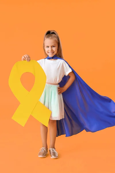 Niña Vistiendo Traje Superhéroe Con Cinta Dorada Sobre Fondo Color — Foto de Stock