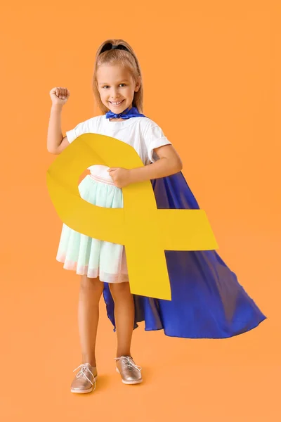 Niña Vistiendo Traje Superhéroe Con Cinta Dorada Sobre Fondo Color — Foto de Stock