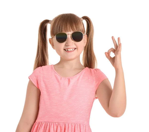 Cute Little Girl Stylowych Okularach Przeciwsłonecznych Pokazując Gest Białym Tle — Zdjęcie stockowe