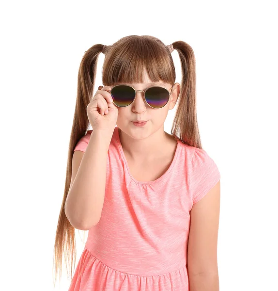 Cute Little Girl Noszenie Stylowe Okulary Przeciwsłoneczne Białym Tle — Zdjęcie stockowe