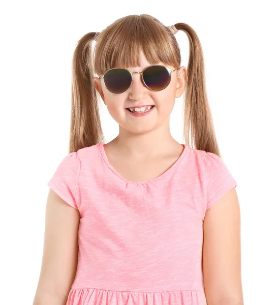 Cute Little Girl Noszenie Stylowe Okulary Przeciwsłoneczne Białym Tle — Zdjęcie stockowe