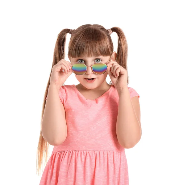 Schattig Klein Meisje Draagt Stijlvolle Zonnebril Tegen Witte Achtergrond — Stockfoto