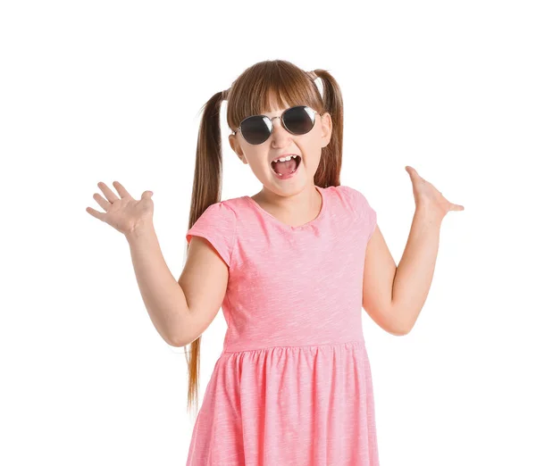 Gelukkig Klein Meisje Dragen Stijlvolle Zonnebril Tegen Witte Achtergrond — Stockfoto