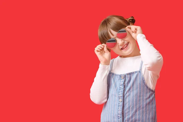 Menina Bonito Vestindo Óculos Sol Elegantes Contra Fundo Cor — Fotografia de Stock