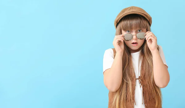 Sorprendido Niña Usando Gafas Sol Con Estilo Contra Fondo Color —  Fotos de Stock