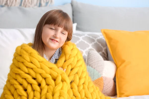 Щаслива Маленька Дівчинка Теплим Плед Ліжку Вдома — стокове фото