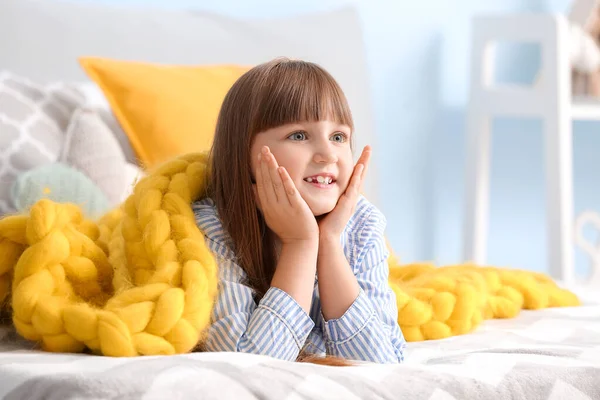 Felice Bambina Con Plaid Caldo Sdraiato Sul Letto Casa — Foto Stock