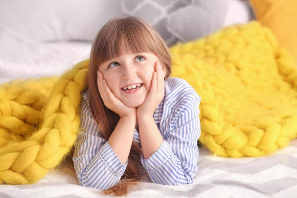 快乐的小女孩 戴着温暖的格子花躺在家里的床上 — 图库照片