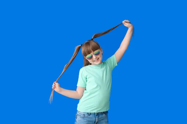 Happy Little Girl Wearing Stylish Sunglasses Color Background — Stock Photo, Image