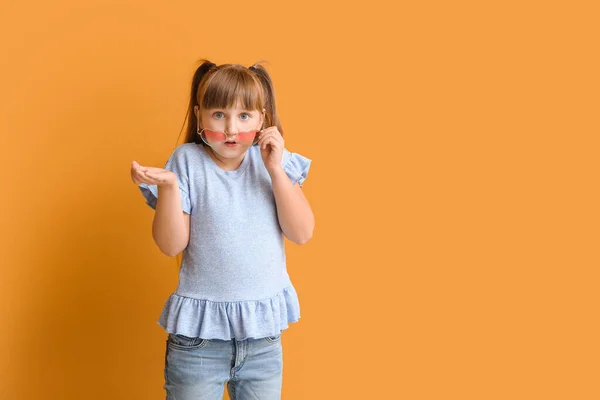 Confused Little Girl Stylish Sunglasses Color Background — Stock Photo, Image