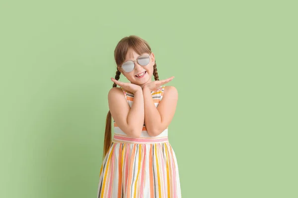 Feliz Niña Usando Gafas Sol Con Estilo Contra Fondo Color — Foto de Stock