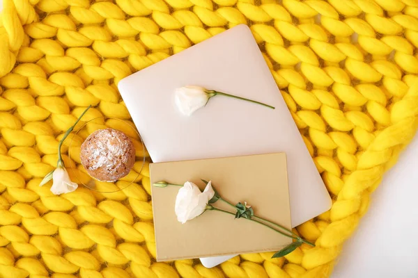 Laptop Med Bok Och Muffins Stickad Rutig — Stockfoto