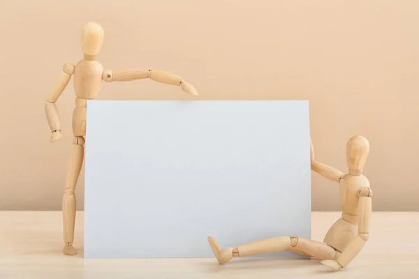 Wooden Mannequins Empty Paper Sheet Color Background — Stock Photo, Image