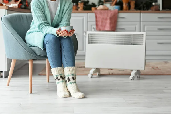 Mujer Con Ropa Abrigo Bebiendo Caliente Casa Concepto Temporada Calefacción — Foto de Stock