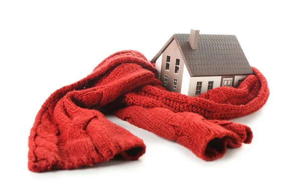 Figuur Van Huis Warme Sjaal Witte Achtergrond Begrip Verwarmingsseizoen — Stockfoto