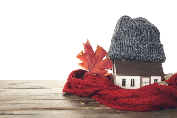 Hausfigur Herbstblatt Und Warme Kleidung Auf Tisch Vor Weißem Hintergrund — Stockfoto