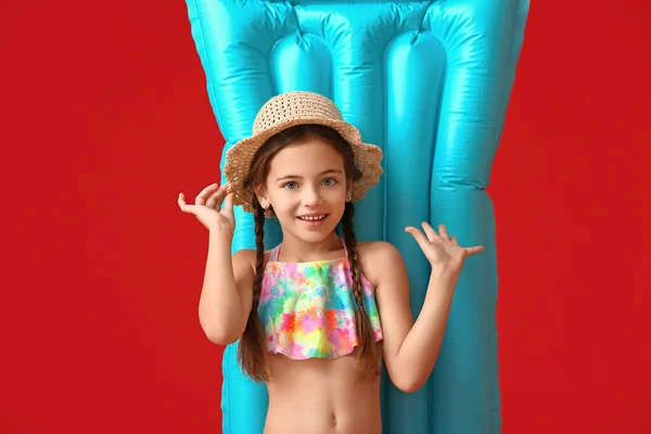 Renkli Şiltesi Olan Şirin Küçük Bir Kız — Stok fotoğraf