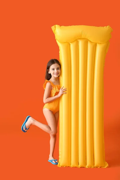 Schattig Klein Meisje Met Opblaasbare Matras Kleur Achtergrond — Stockfoto