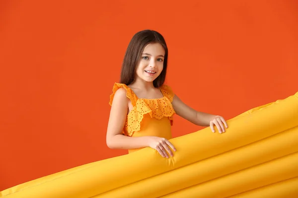 Cute Little Girl Nadmuchiwanym Materacem Tle Koloru — Zdjęcie stockowe