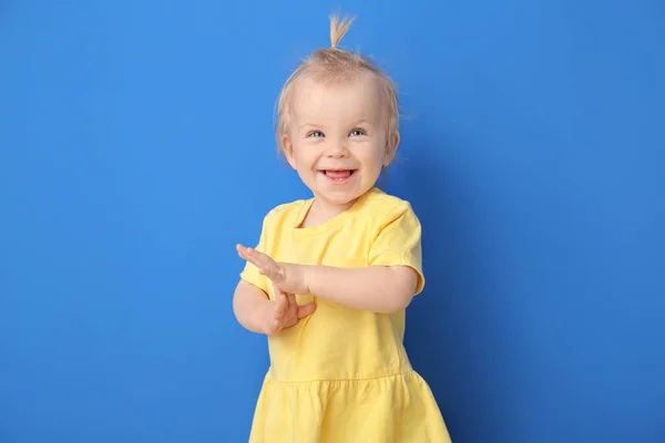 Πορτρέτο Του Χαρούμενος Κοριτσάκι Στο Φόντο Χρώμα — Φωτογραφία Αρχείου